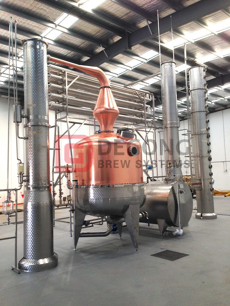 VodkaLight, i Gaitneau, Quebec, Canada, har en DEGONG 2000-liters, 2-kolonne gryte, i tillegg til et destilleri-mash-tun med kist, gjæring, blanding og lagringsskip